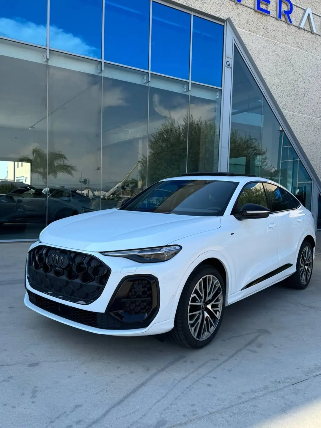 Audi Q5 2026 흰색 사진 1