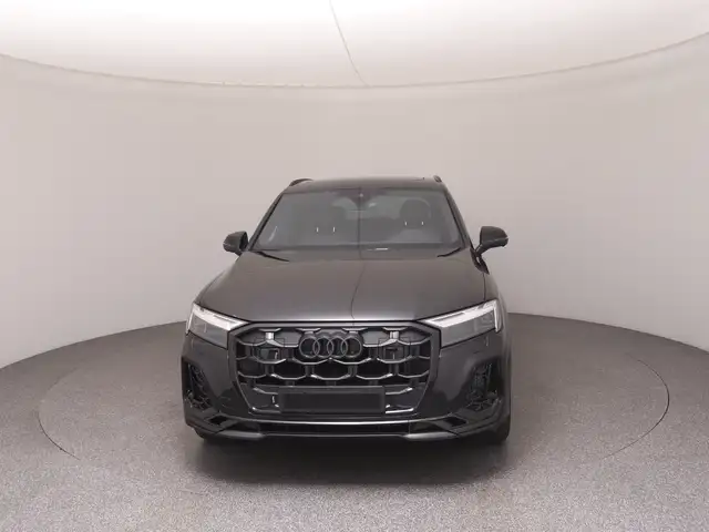 Audi Q7 view 3