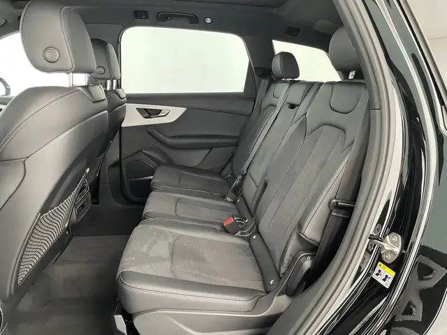 Audi Q7 view 11