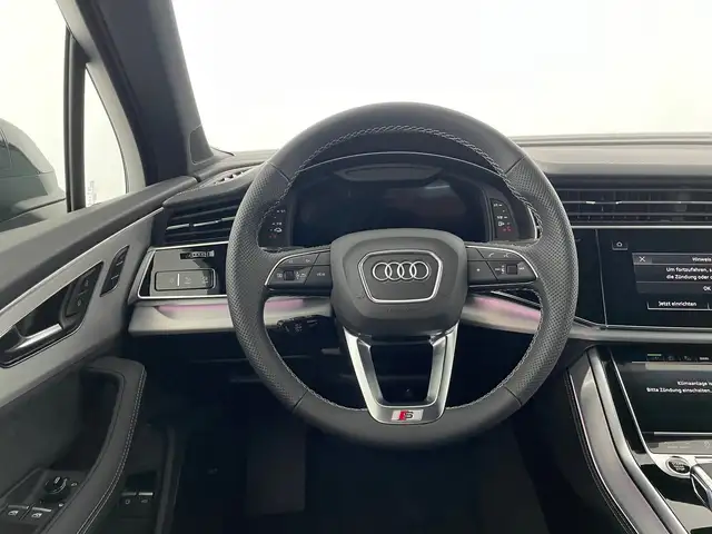 Audi Q7 view 12