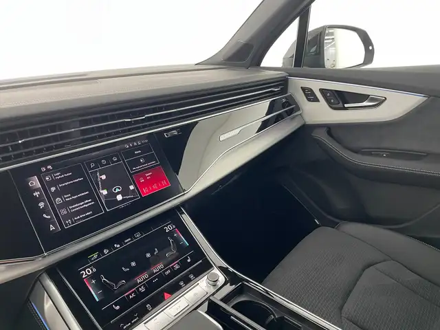 Audi Q7 view 9