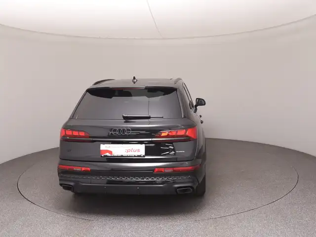 Audi Q7 view 6