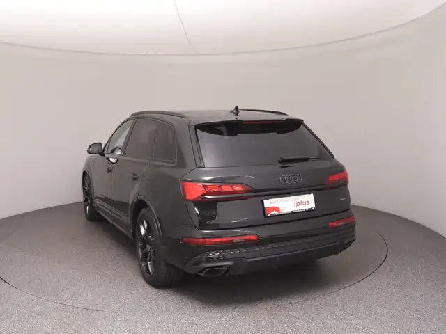Audi Q7 view 5