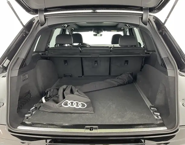 Audi Q7 view 7