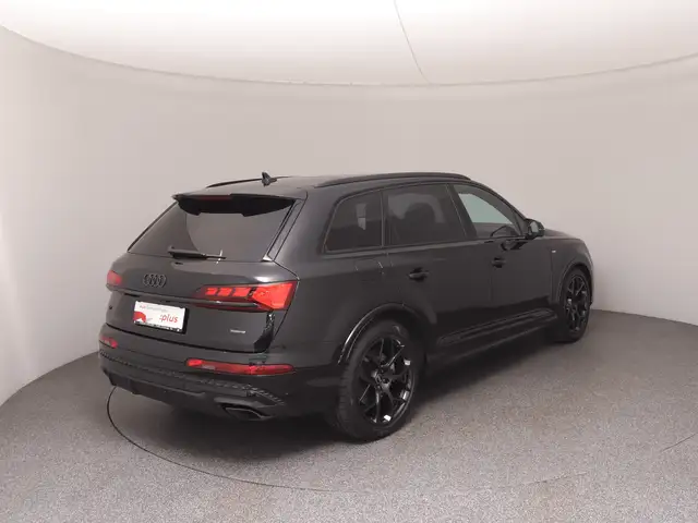 Audi Q7 view 4