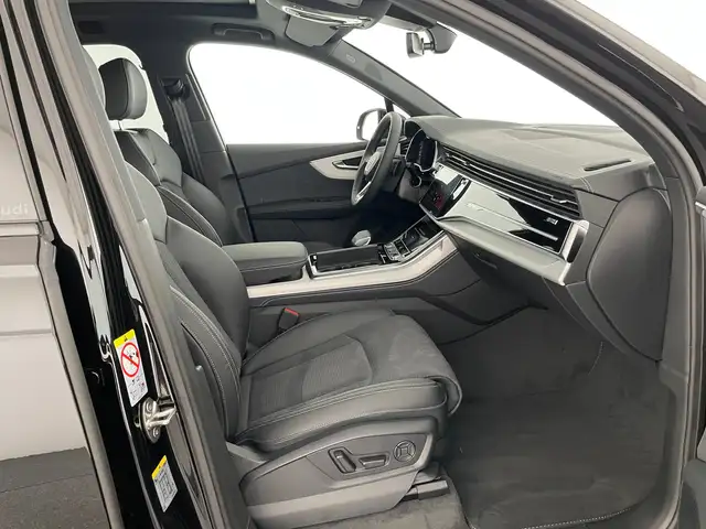 Audi Q7 view 10
