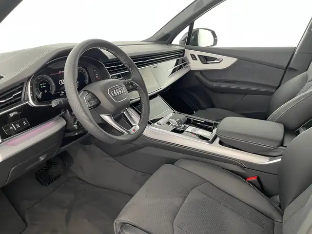 Audi Q7 view 8