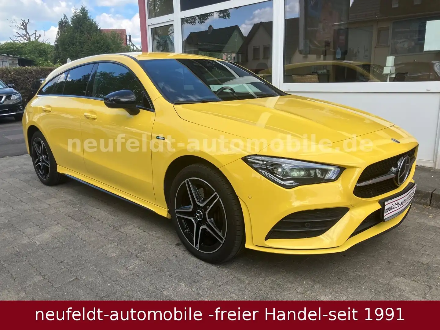 Mercedes-Benz CLA 250 edition AMG LINE Night Gelb - 2