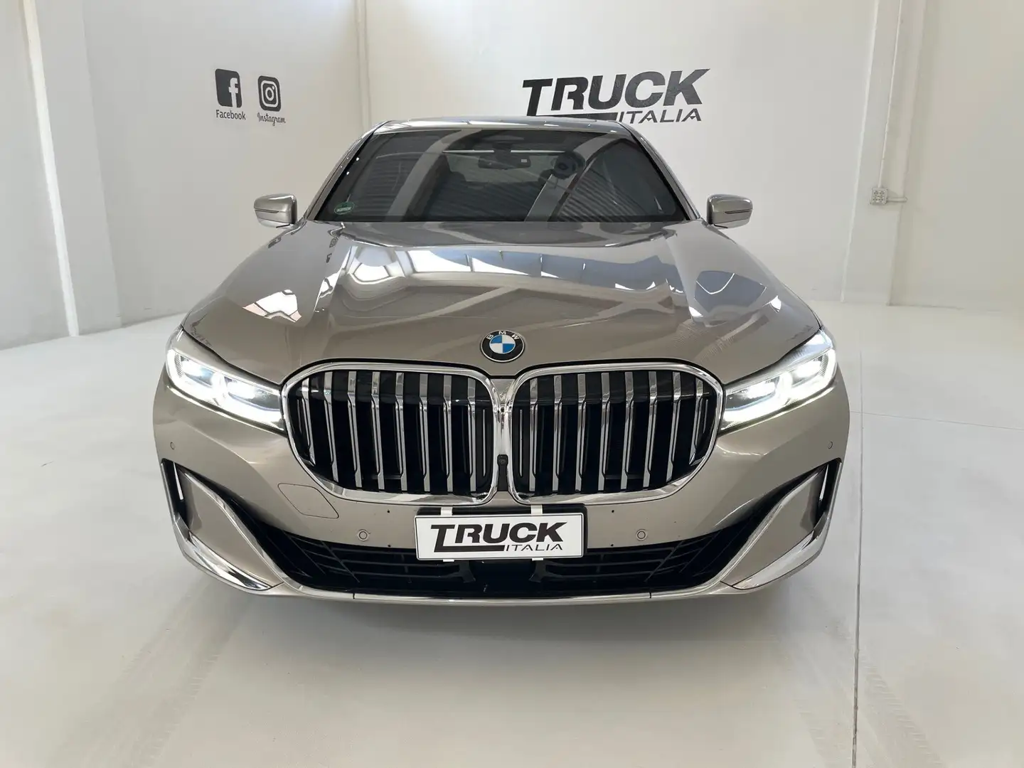BMW 750 750i Individual Composition  xdrive auto Beżowy - 2