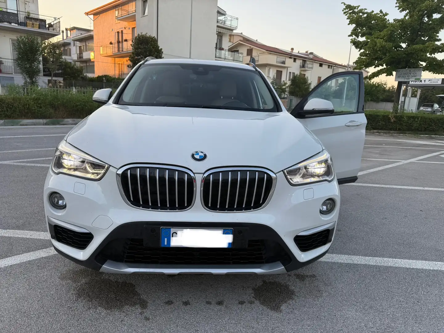 BMW iX1 Business Bianco - 1