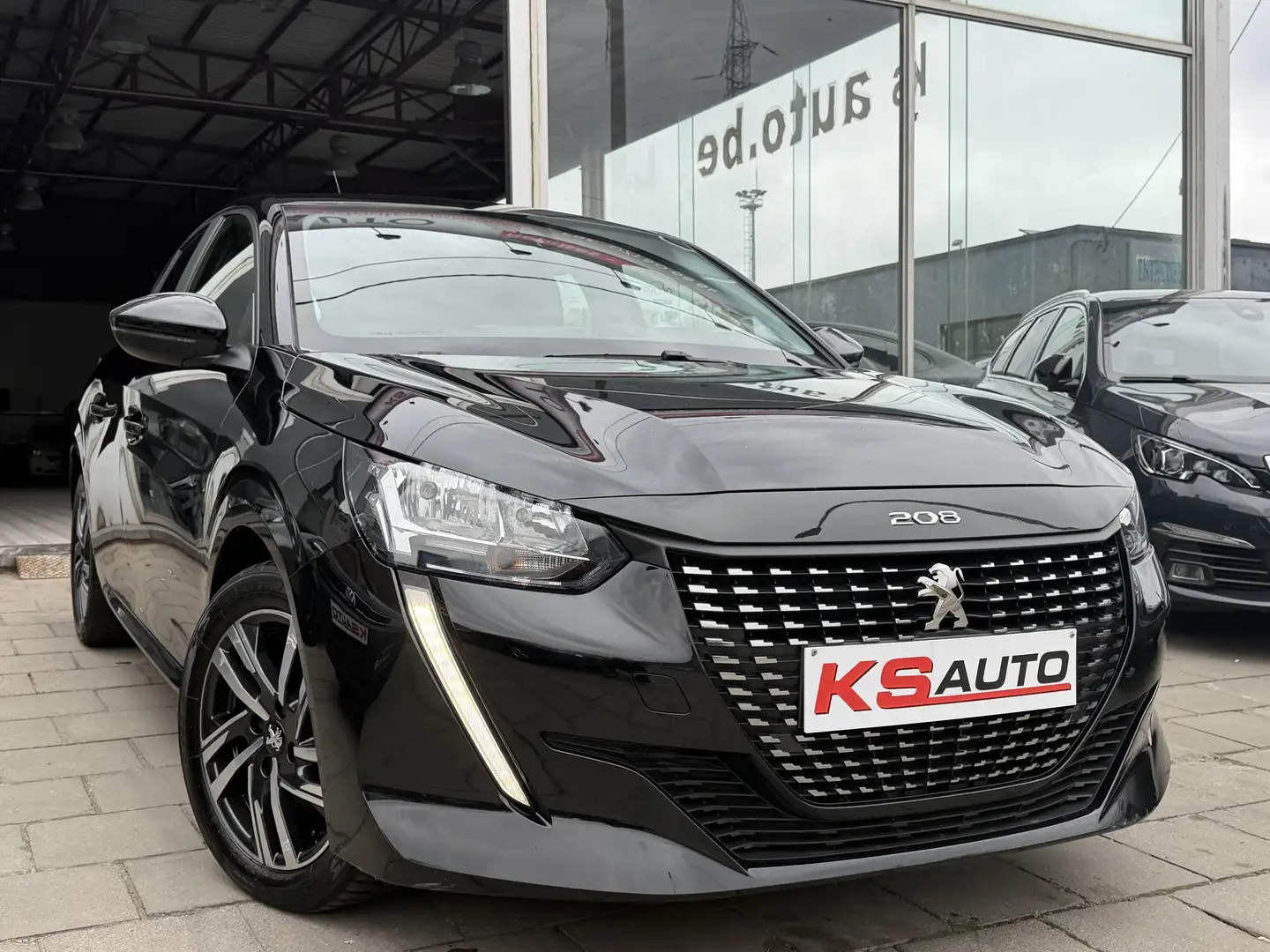 Peugeot 208 1.2i PureTech Active/71.571km/navi/led/euro 6if Zwart - 2