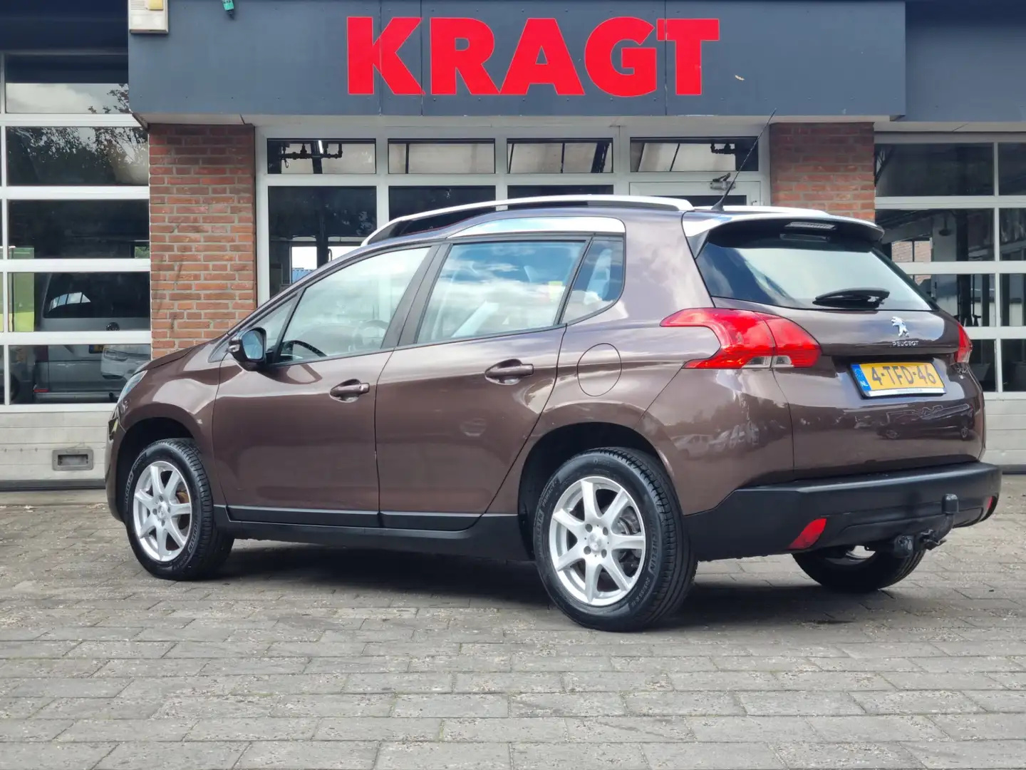 Peugeot 2008 Active 1.2 VTi 82 pk AUTOMAAT - hoge instap - airc Brun - 2