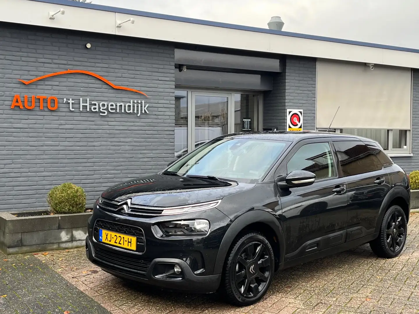 Citroen C4 Cactus 1.2 PureTech Shine trekh NAP NL-auto nwe distr Zwart - 2
