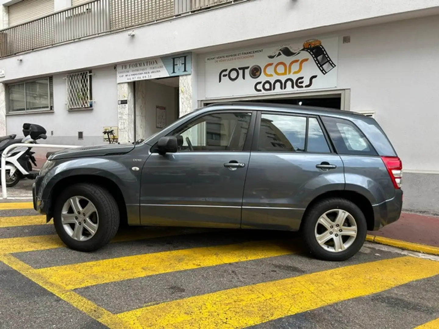 Suzuki Grand Vitara 1.9 DDIS LUXE 5P Gris - 2