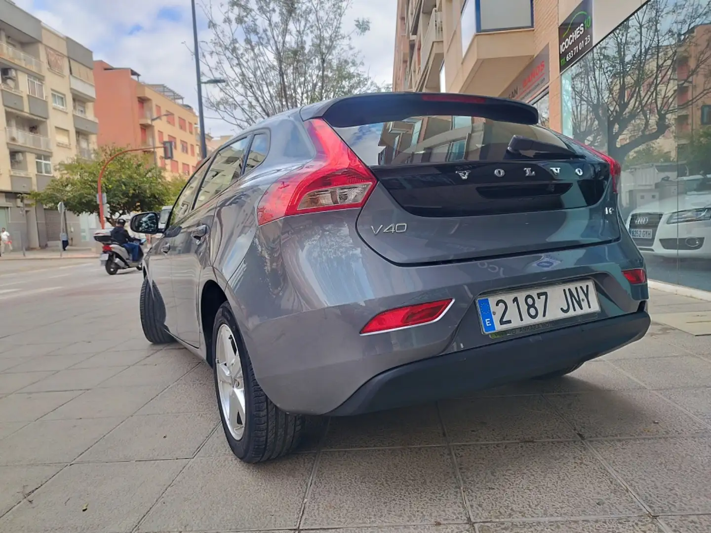 Volvo V40 D2 Kinetic 120 Grijs - 2