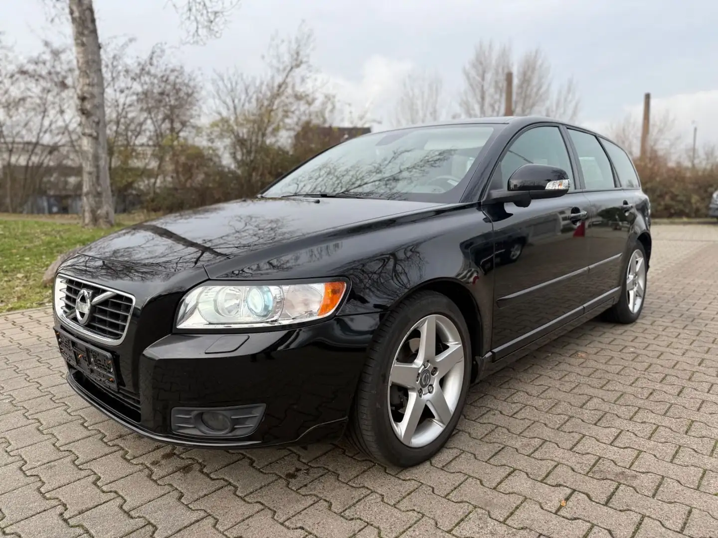 Volvo V50 d Kombi D2 Summum/BI XENON/AHK/ Schwarz - 1
