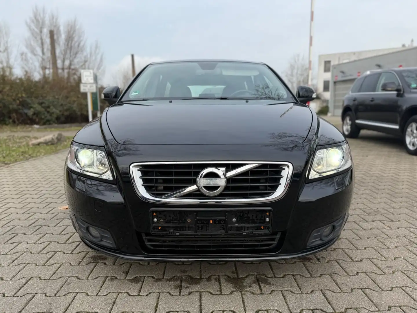 Volvo V50 d Kombi D2 Summum/BI XENON/AHK/ Schwarz - 2