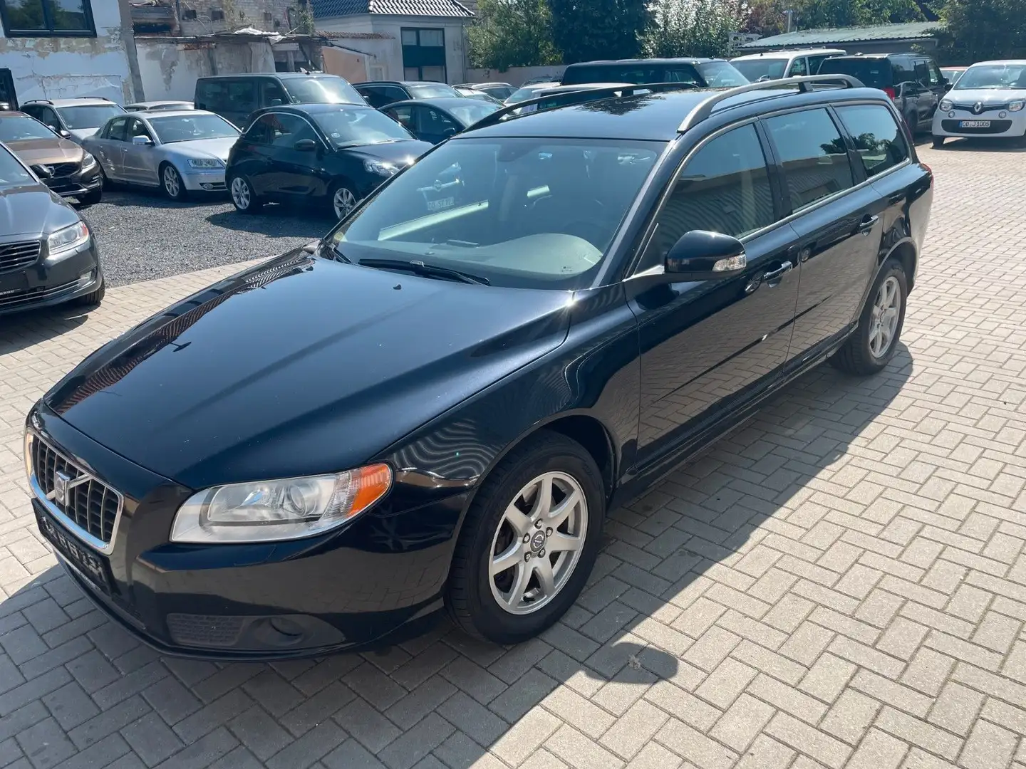 Volvo V70 D4 Momentum NAVI, Leder, Shz, ATM Schwarz - 1