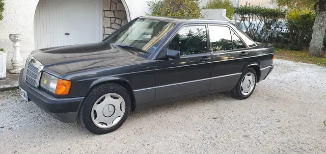 Mercedes-Benz 190 e 2.0l 122ch boite auto cuir peinture d'origine