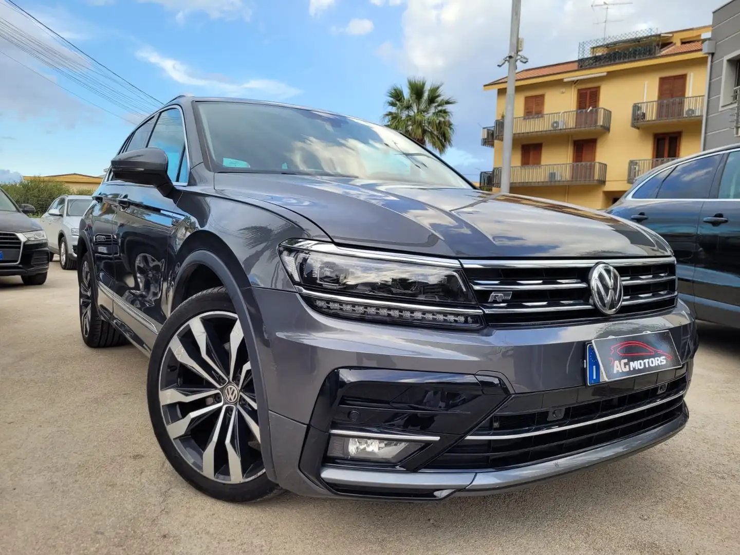 Volkswagen Tiguan - 1