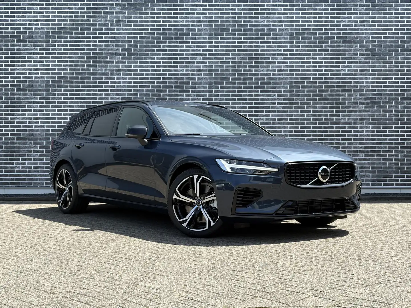 Volvo V60 2.0 T6 Plug-in hybrid AWD Plus Dark | Panoramadak Blauw - 2