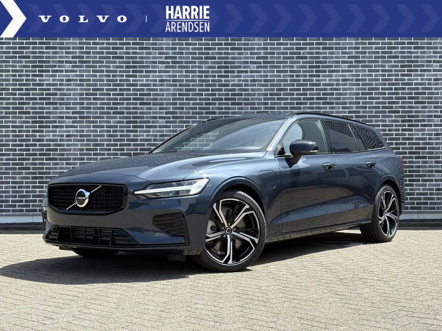 Volvo V60 2.0 T6 Plug-in hybrid AWD Plus Dark | Panoramadak Blauw - 1