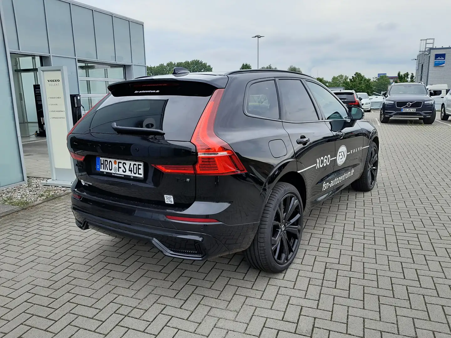 Volvo XC60 T6 Plug-in Hybrid Black Edition Automatik Noir - 2