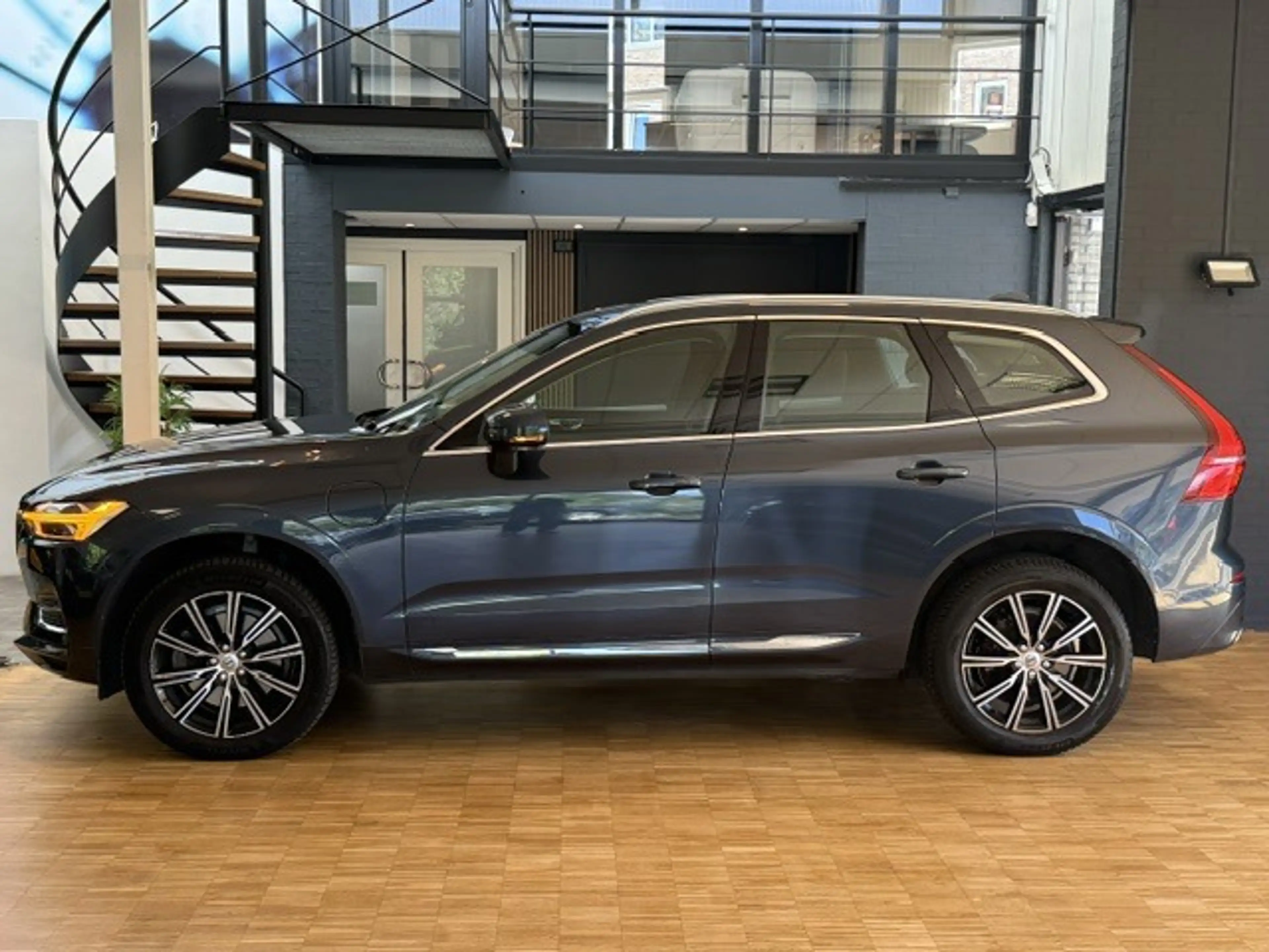 Volvo XC60 2.0 T8 AWD Inscription Pano 360 Luchtvering Trekha — photo 3