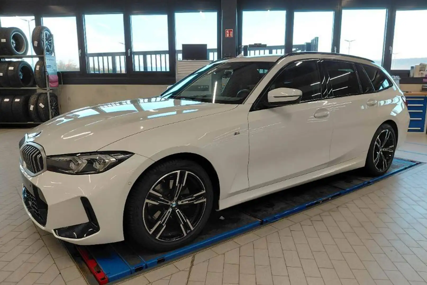 BMW 320 d xDrive M Sport LED+ACC+DAB+Widscreen+AHK Weiß - 2