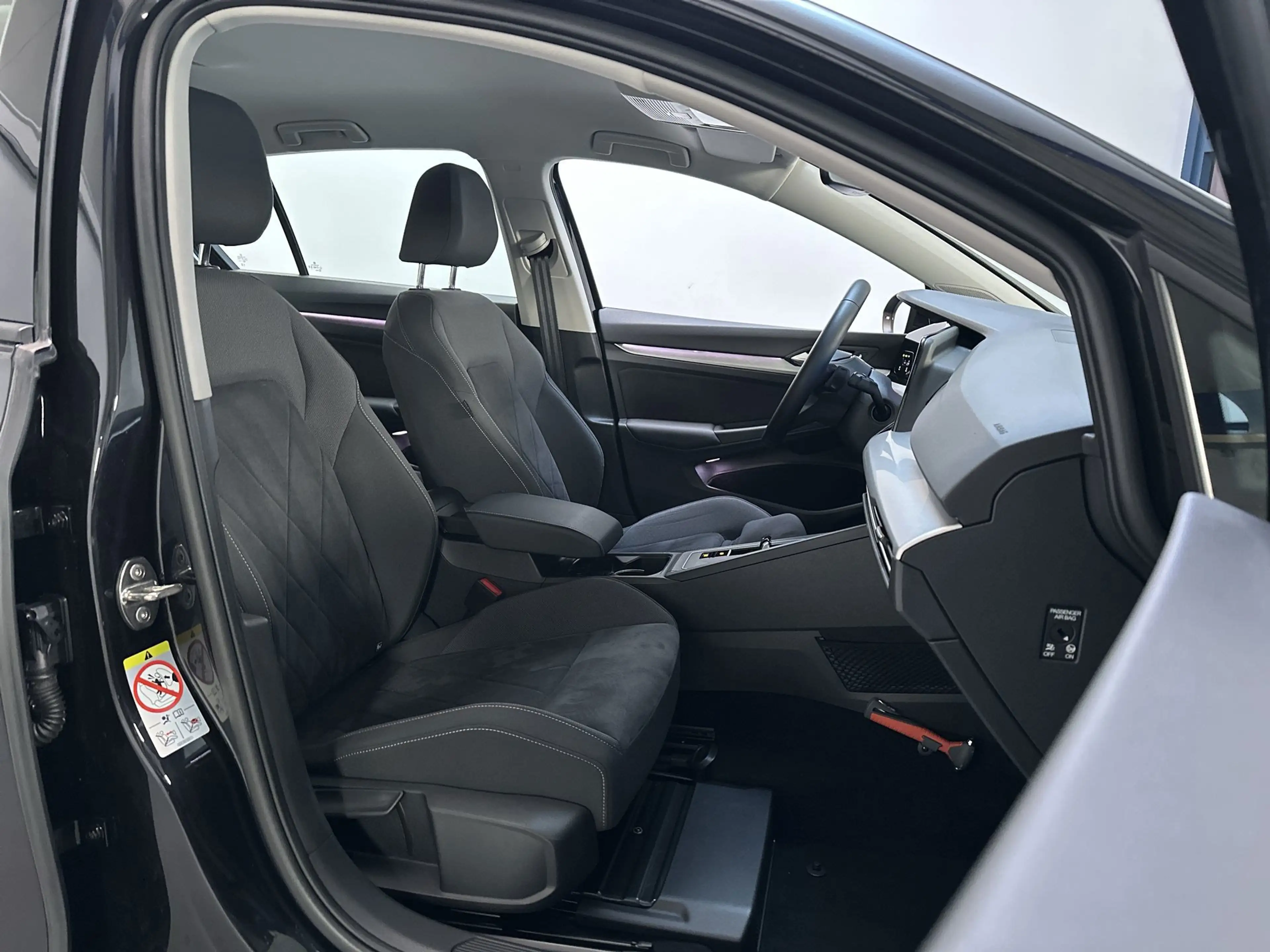 Volkswagen Golf 1.0 eTSI DSG 110pk Life Business Sfeerverlichting — photo 5