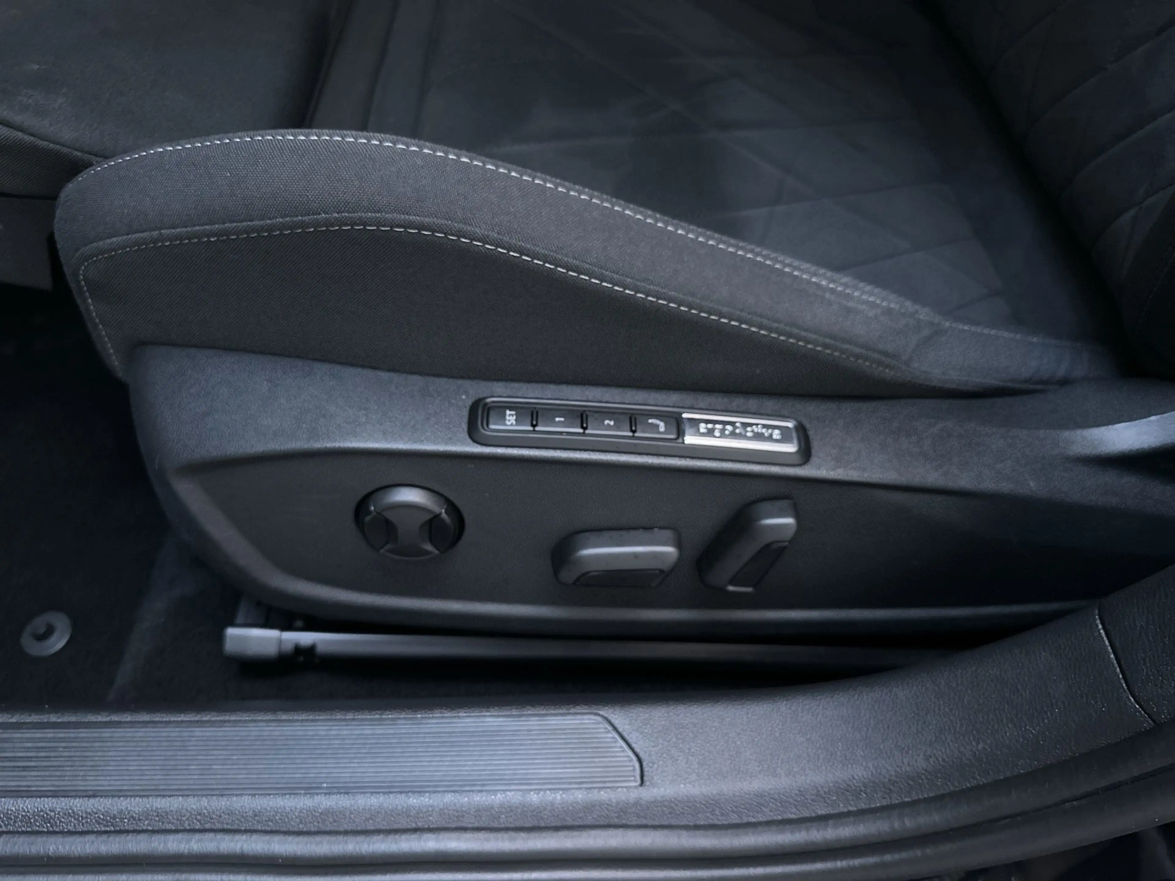 Volkswagen Golf 1.0 eTSI DSG 110pk Life Business Sfeerverlichting — photo 20