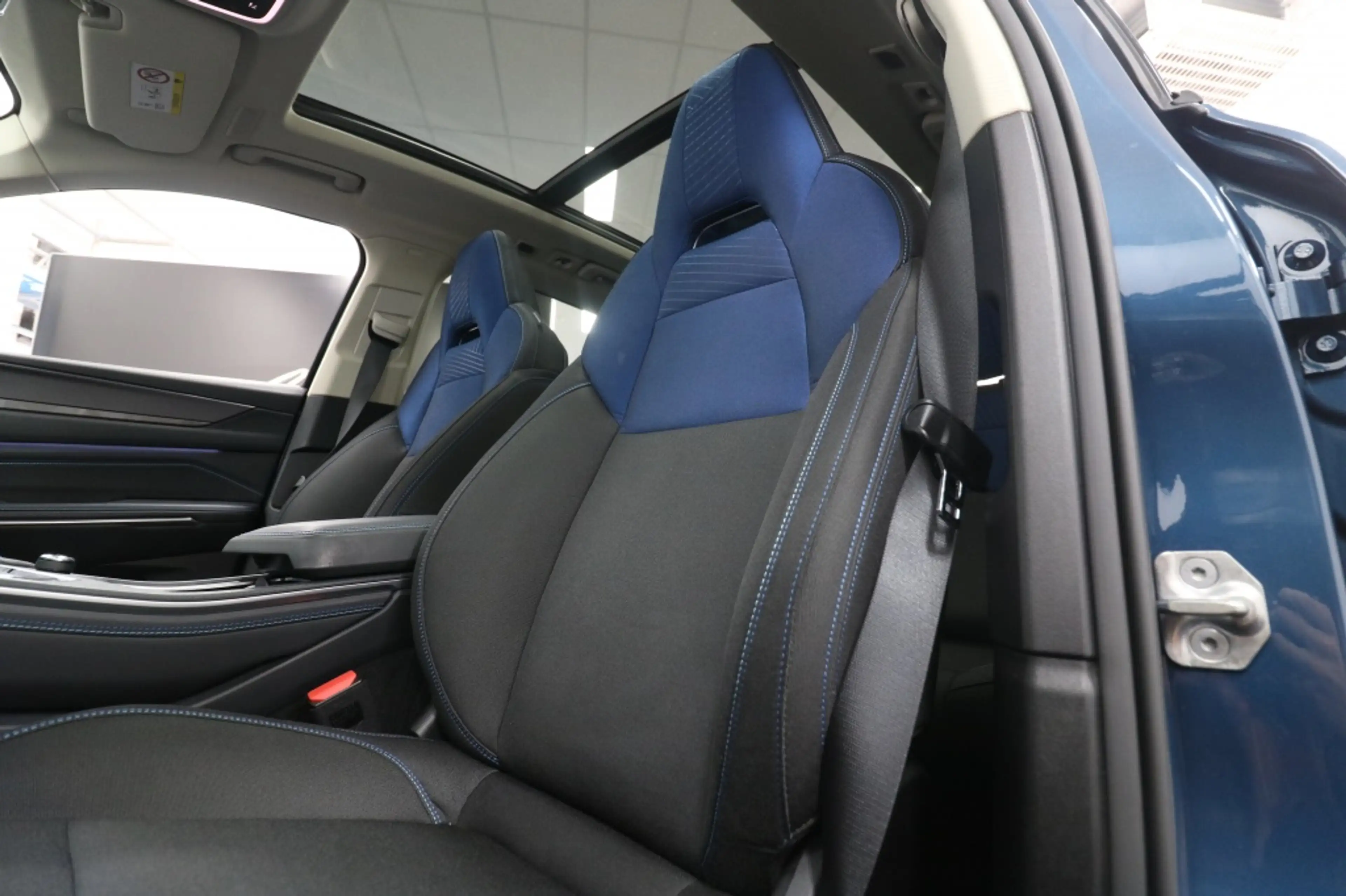 Lynk & Co 01 1.5 PHEV Automaat — photo 4