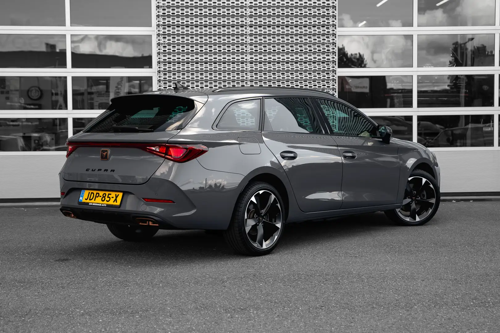 CUPRA Leon Sportstourer 1.4 TSI e-Hybrid 245pk | Trekhaak | N Grijs - 2