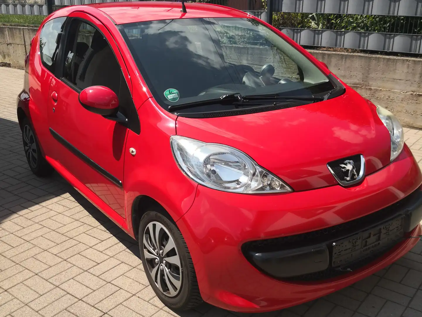 Peugeot 107 107  3-Türer 70 Filou Rot - 1