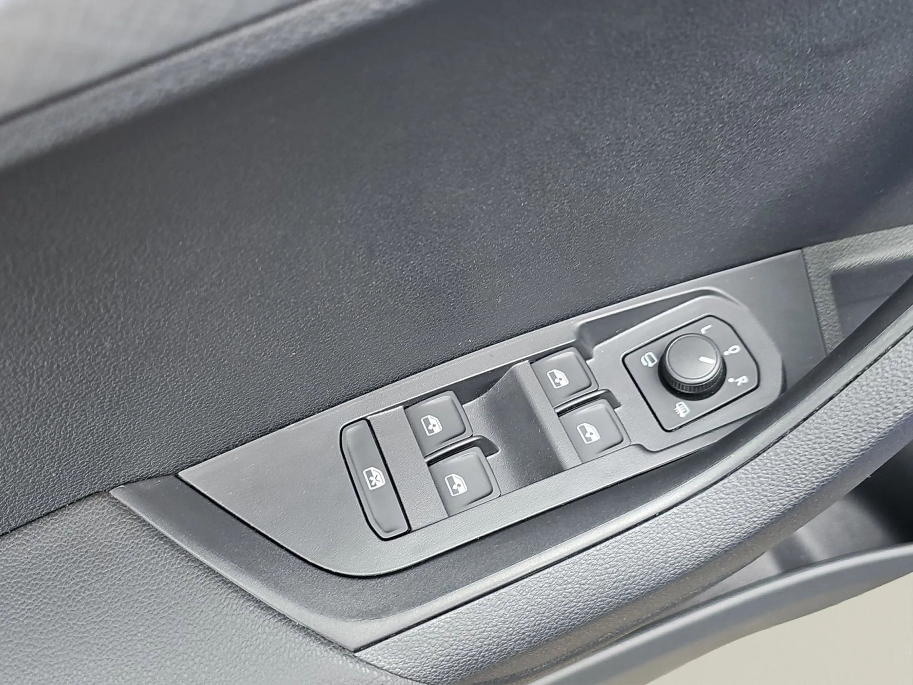 Skoda Karoq Selection 1,5 TSI 110 kW 6-Gang-Schaltgetr — photo 12
