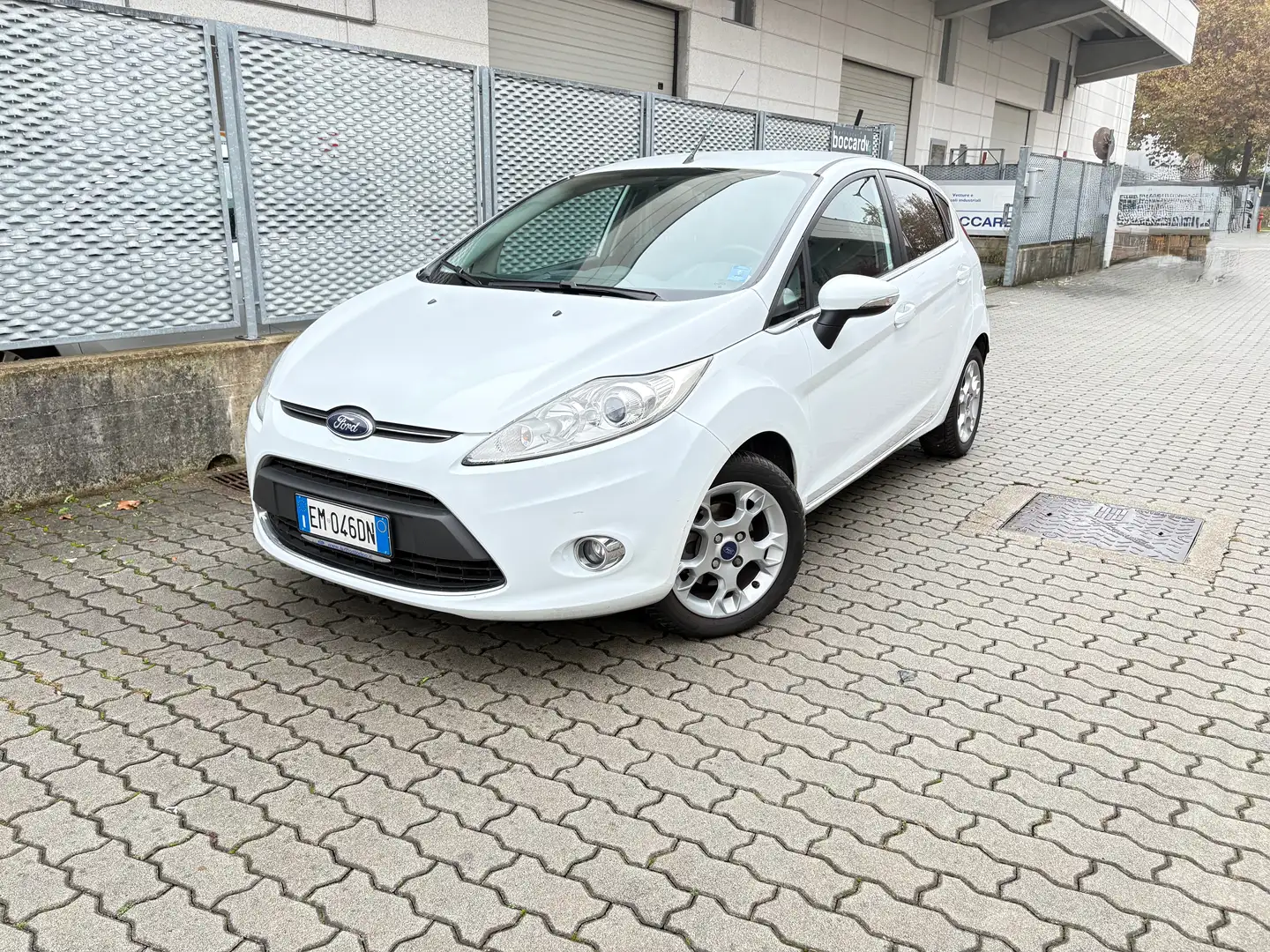 Ford Fiesta Fiesta VI 2008 5p 1.4 16v Titanium c/esp Gpl E5 Weiß - 1