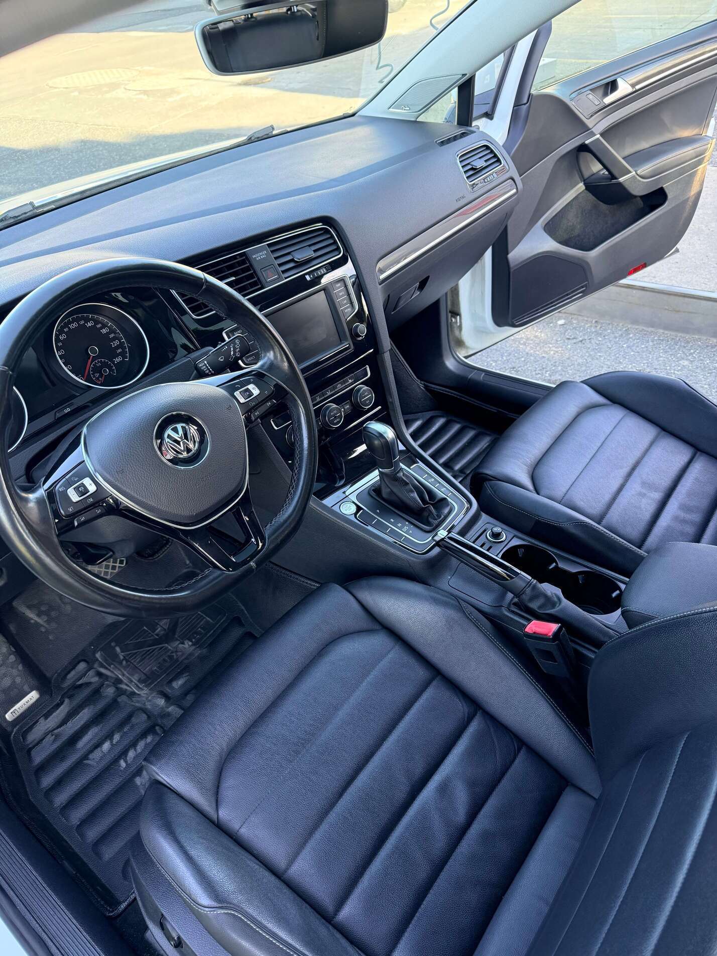 2017 Volkswagen Golf Highline thumb 6