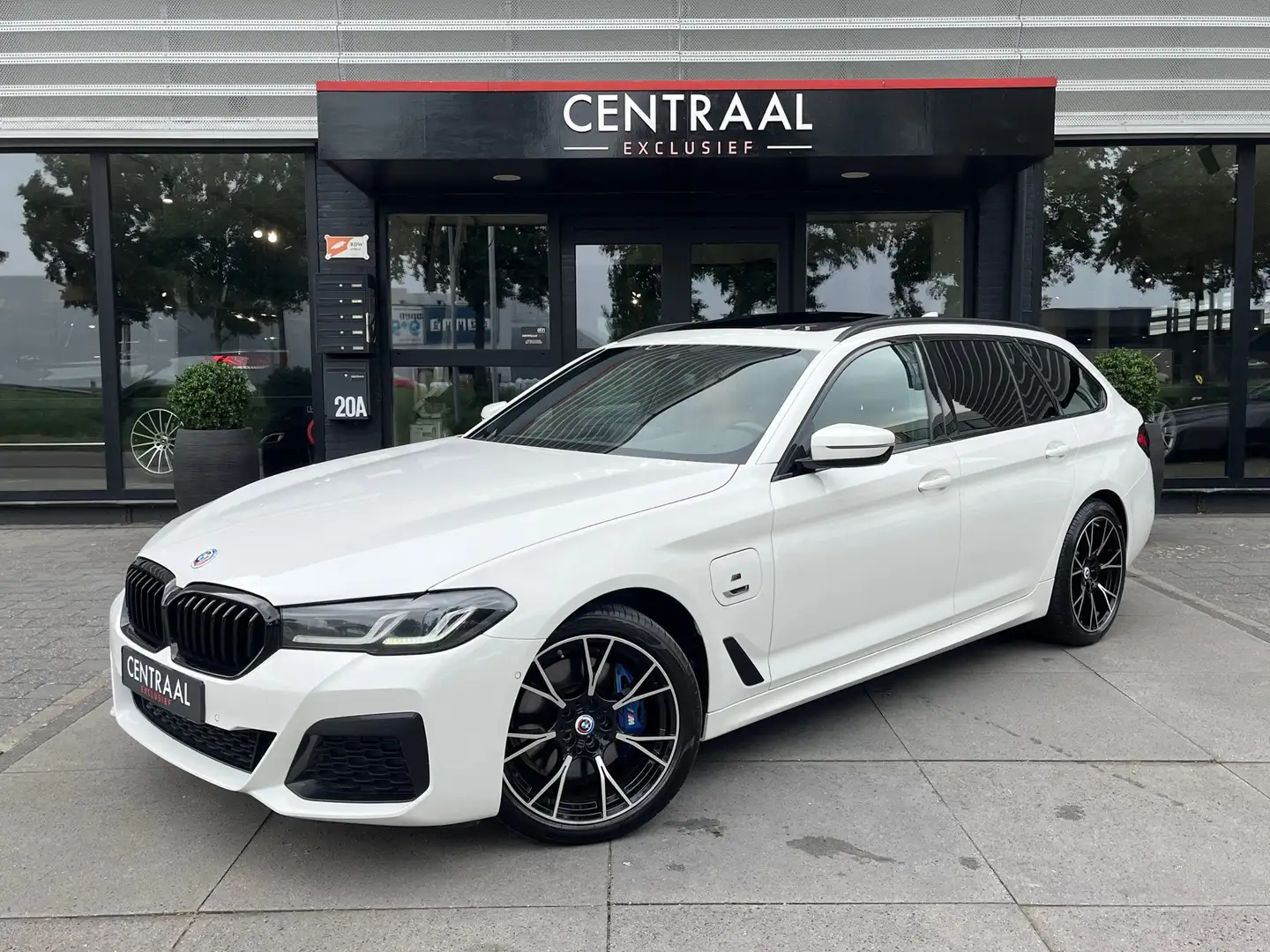 BMW 530 5-serie Touring 530e xDrive High Exe M-Sport|Pano| Wit - 1