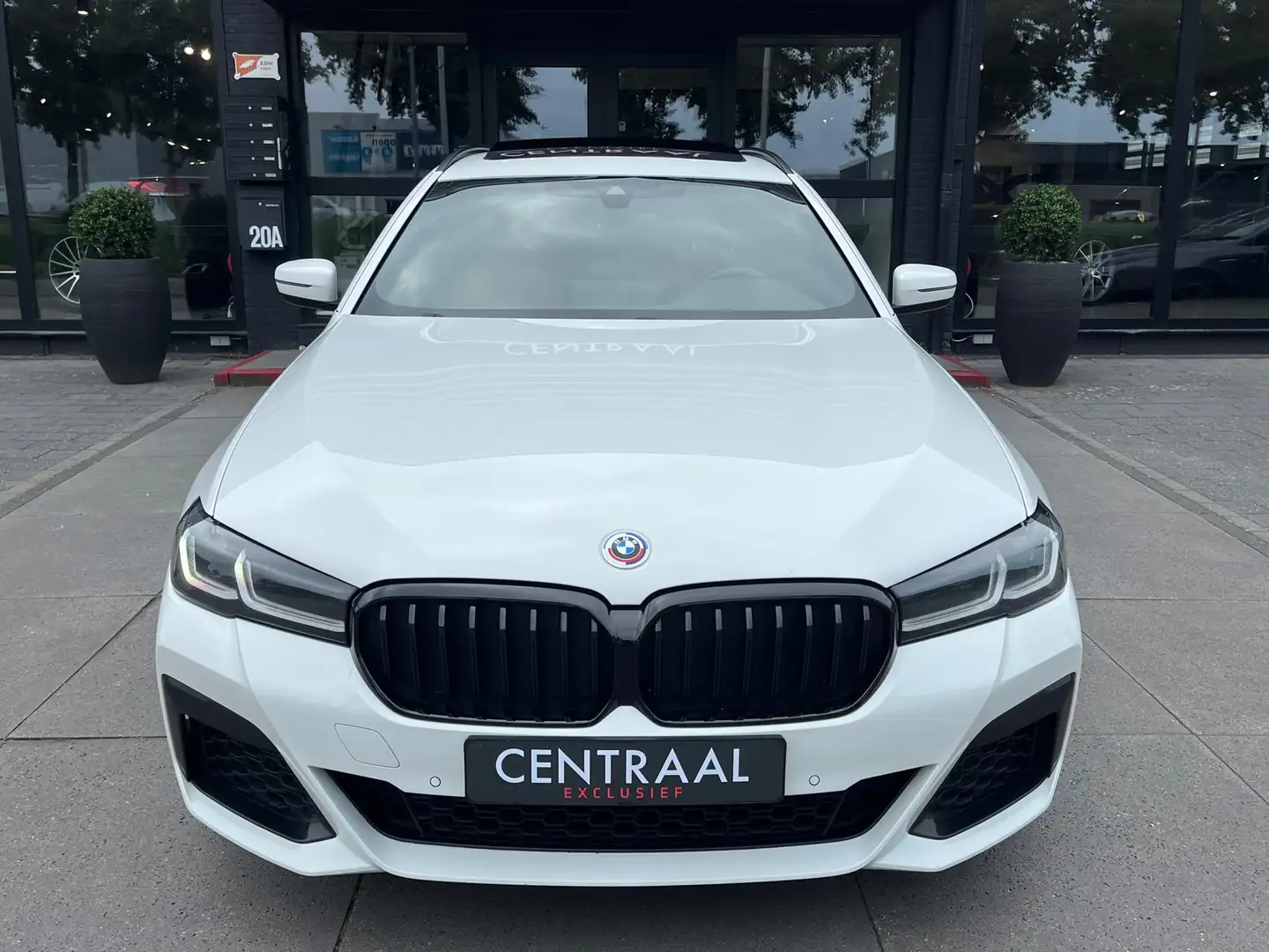 BMW 530 5-serie Touring 530e xDrive High Exe M-Sport|Pano| Wit - 2