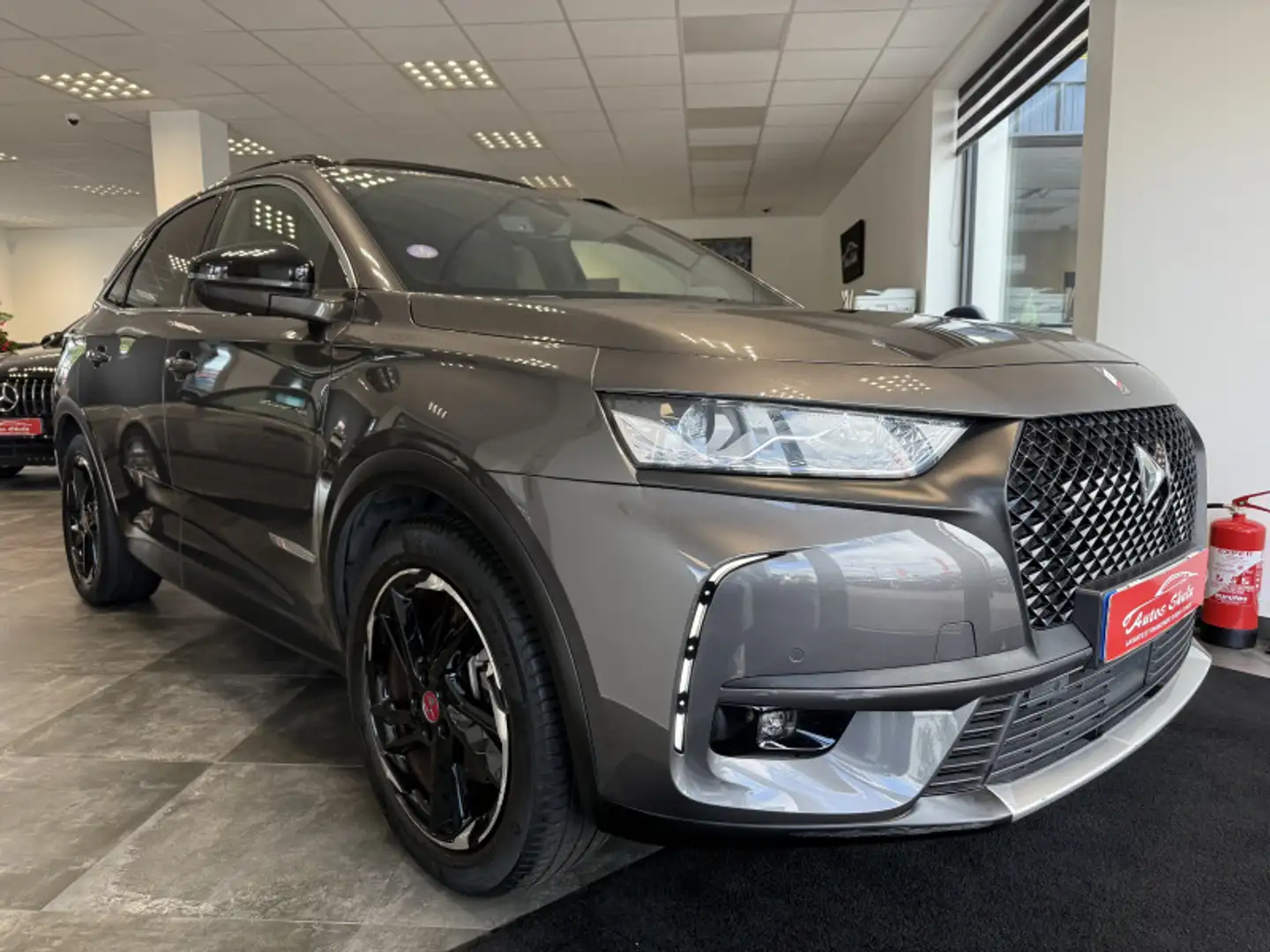 DS Automobiles DS 7 Crossback 323,31/MOIS* / E-TENSE 4X4 300CH PERFORMANCE LINE Grigio - 2