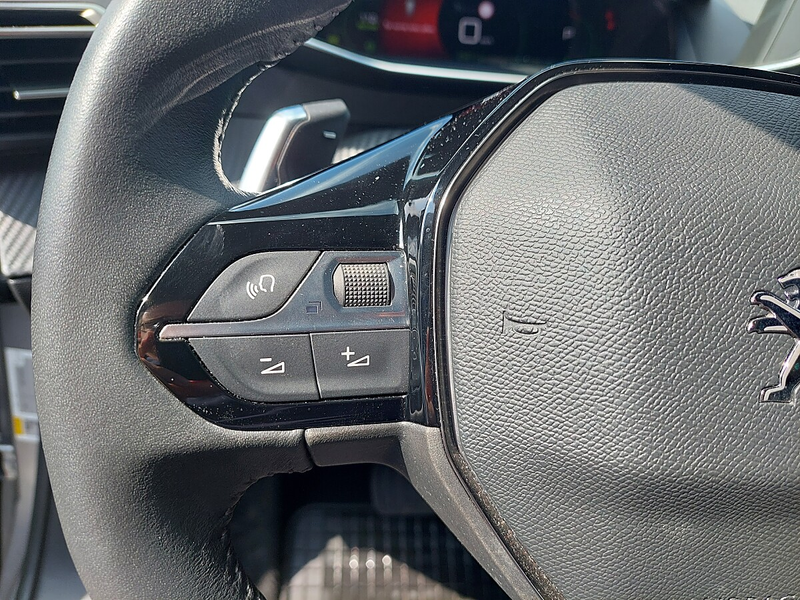 Peugeot 2008 PureTech 130 S&S Allure Pack EAT8 — photo 14