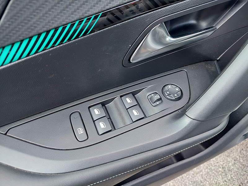 Peugeot 2008 PureTech 130 S&S Allure Pack EAT8 — photo 12