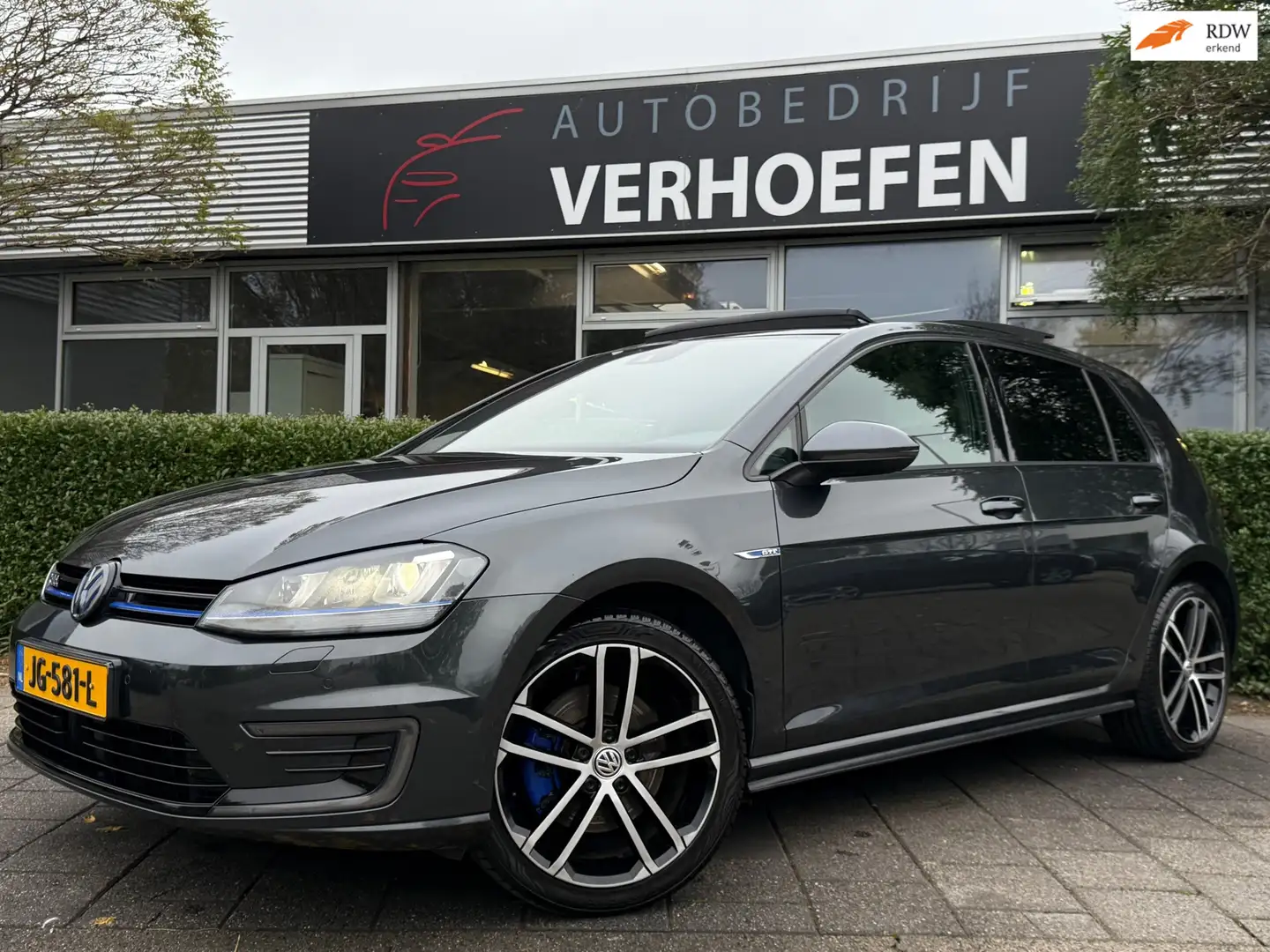Volkswagen Golf GTE 1.4 TSI - PANORAMA - PARKEERCAMERA - TREKHAAK - AD Zwart - 1