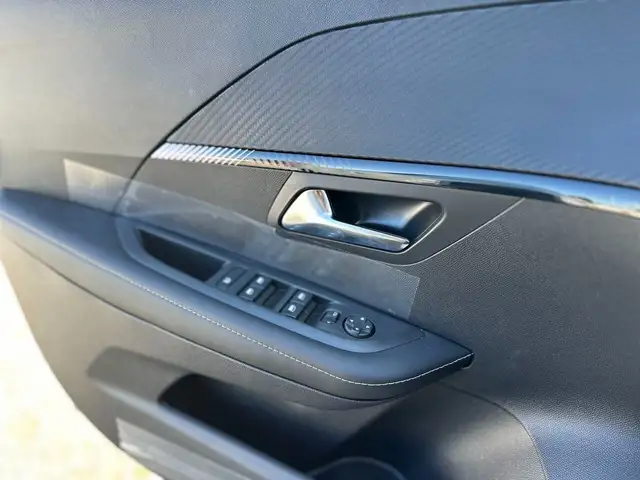 Peugeot 208 view 11