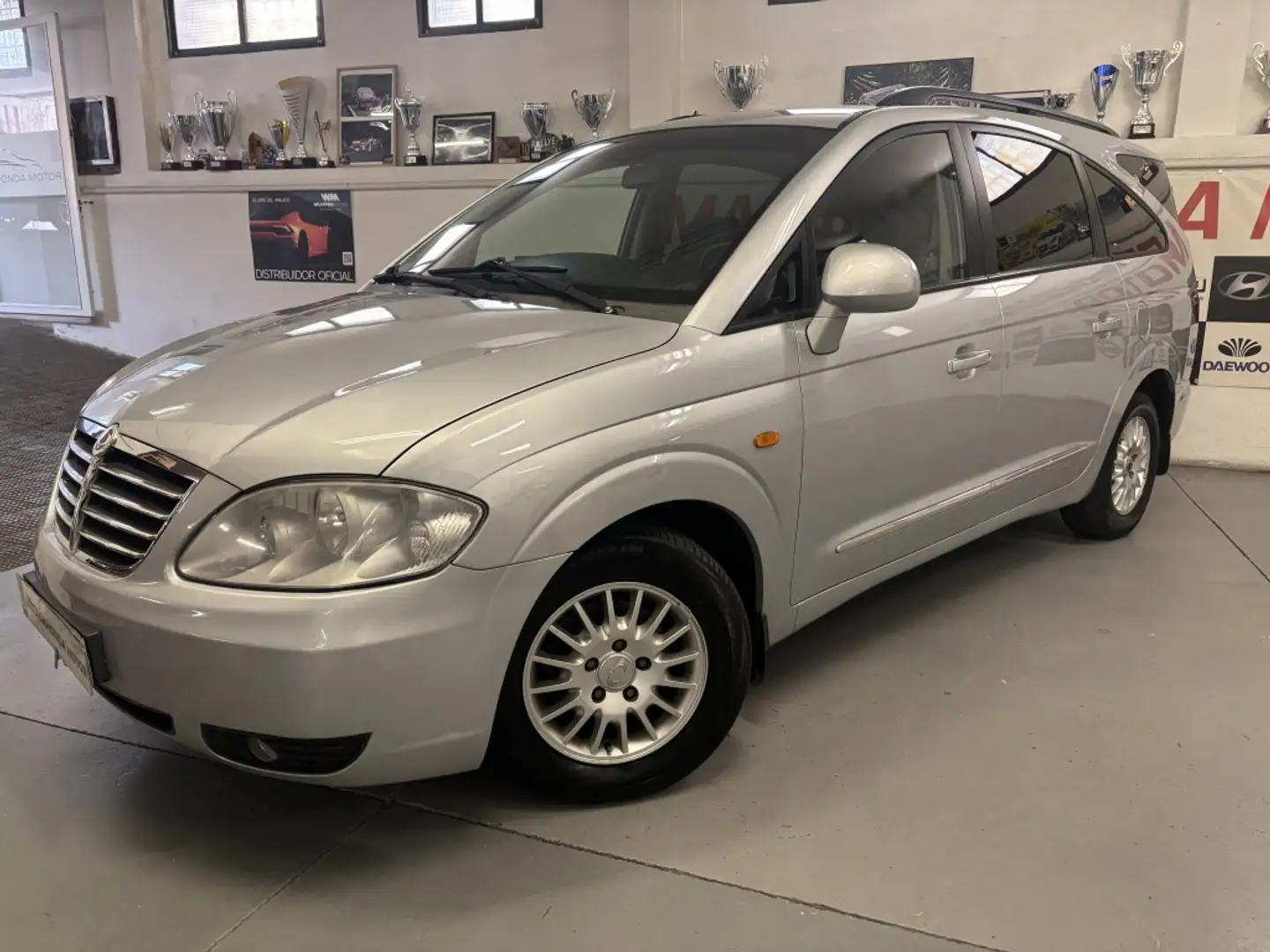 SsangYong Rodius 270 Xdi Silber - 1