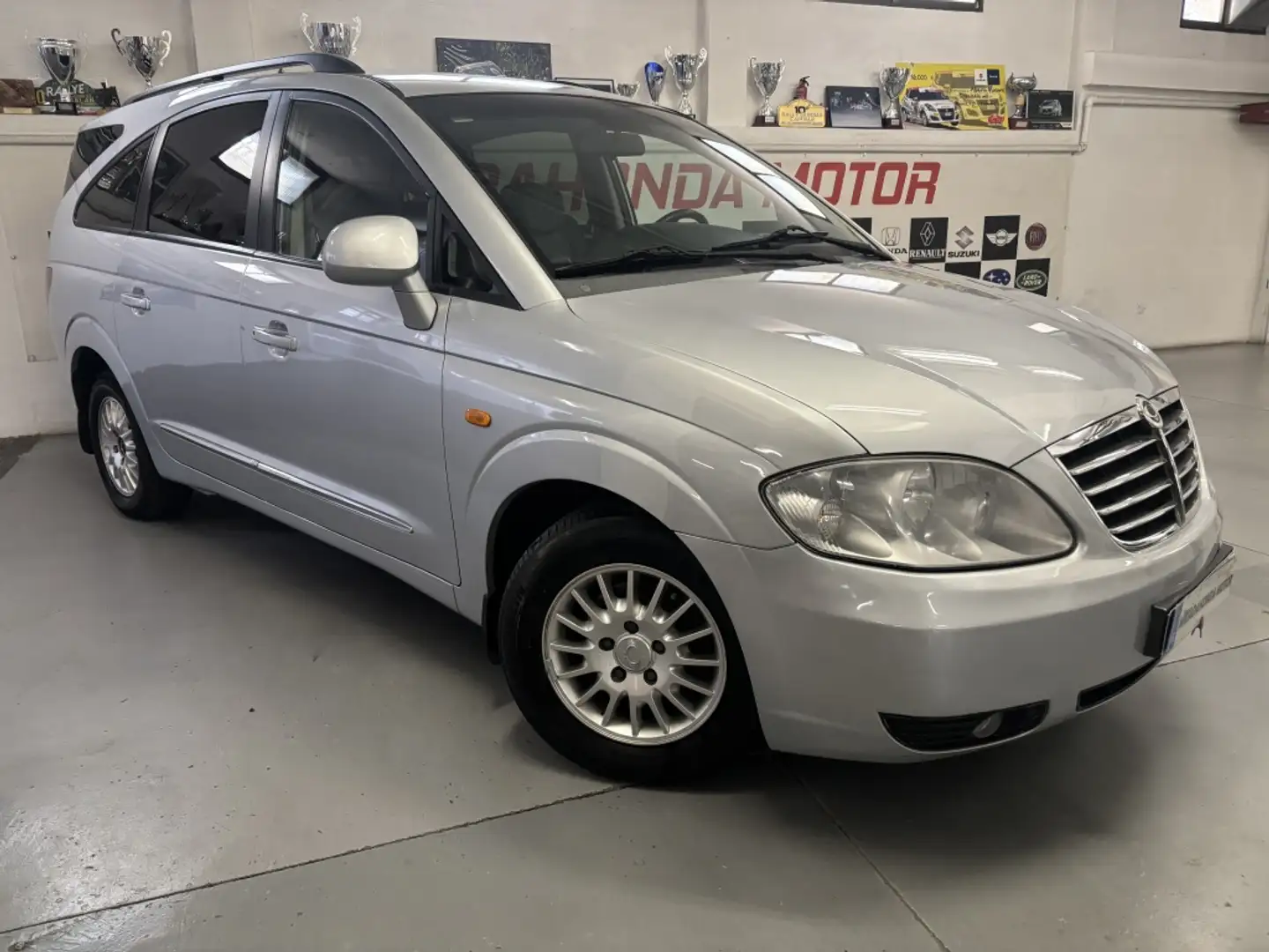 SsangYong Rodius 270 Xdi Silber - 2