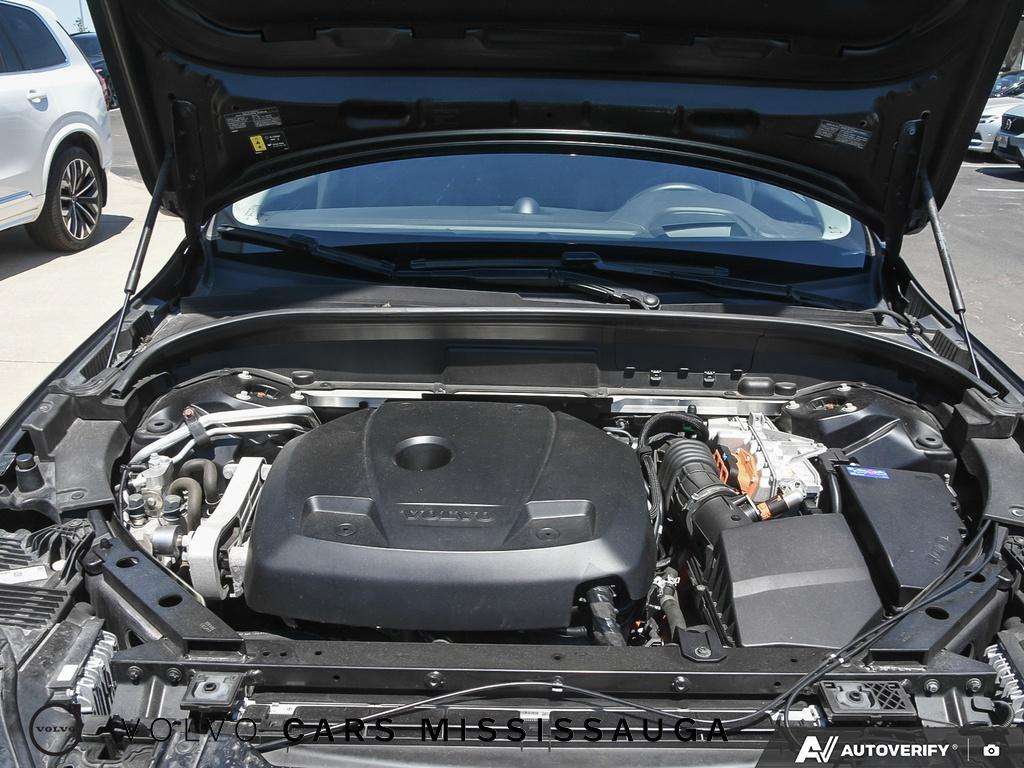 2021 Volvo XC60 Inscription Plug-In Hybrid thumb 8