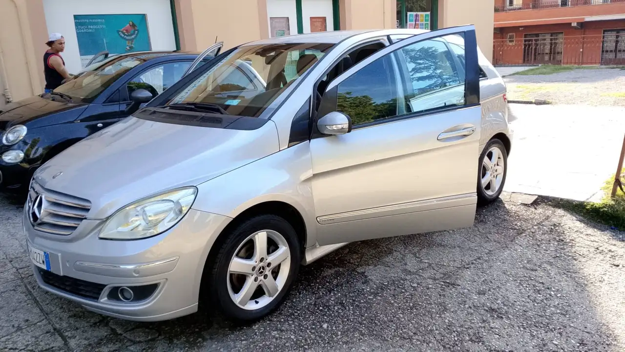 Mercedes-Benz B 180