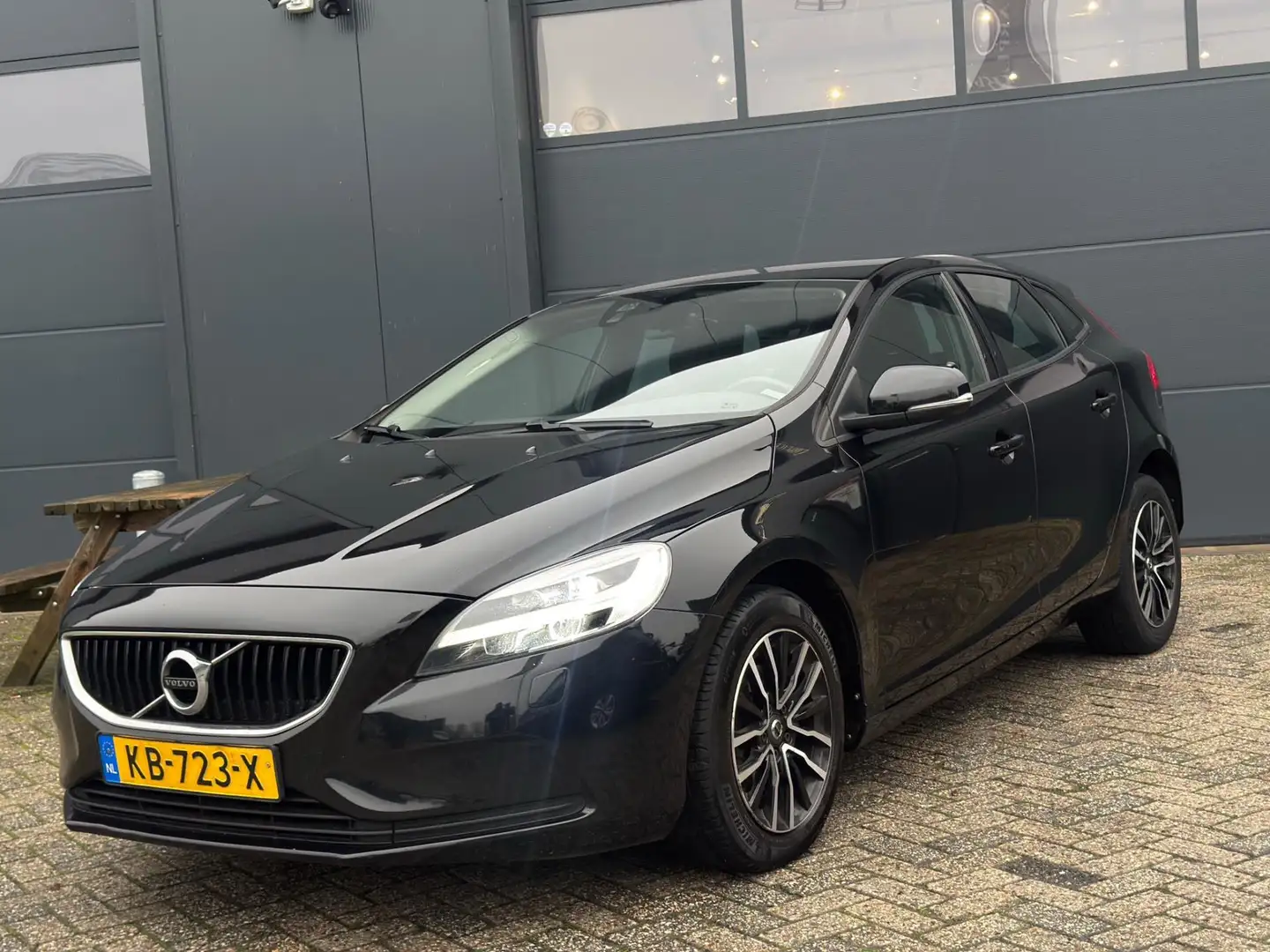 Volvo V40 2.0 D2 Nordic+ Negro - 1