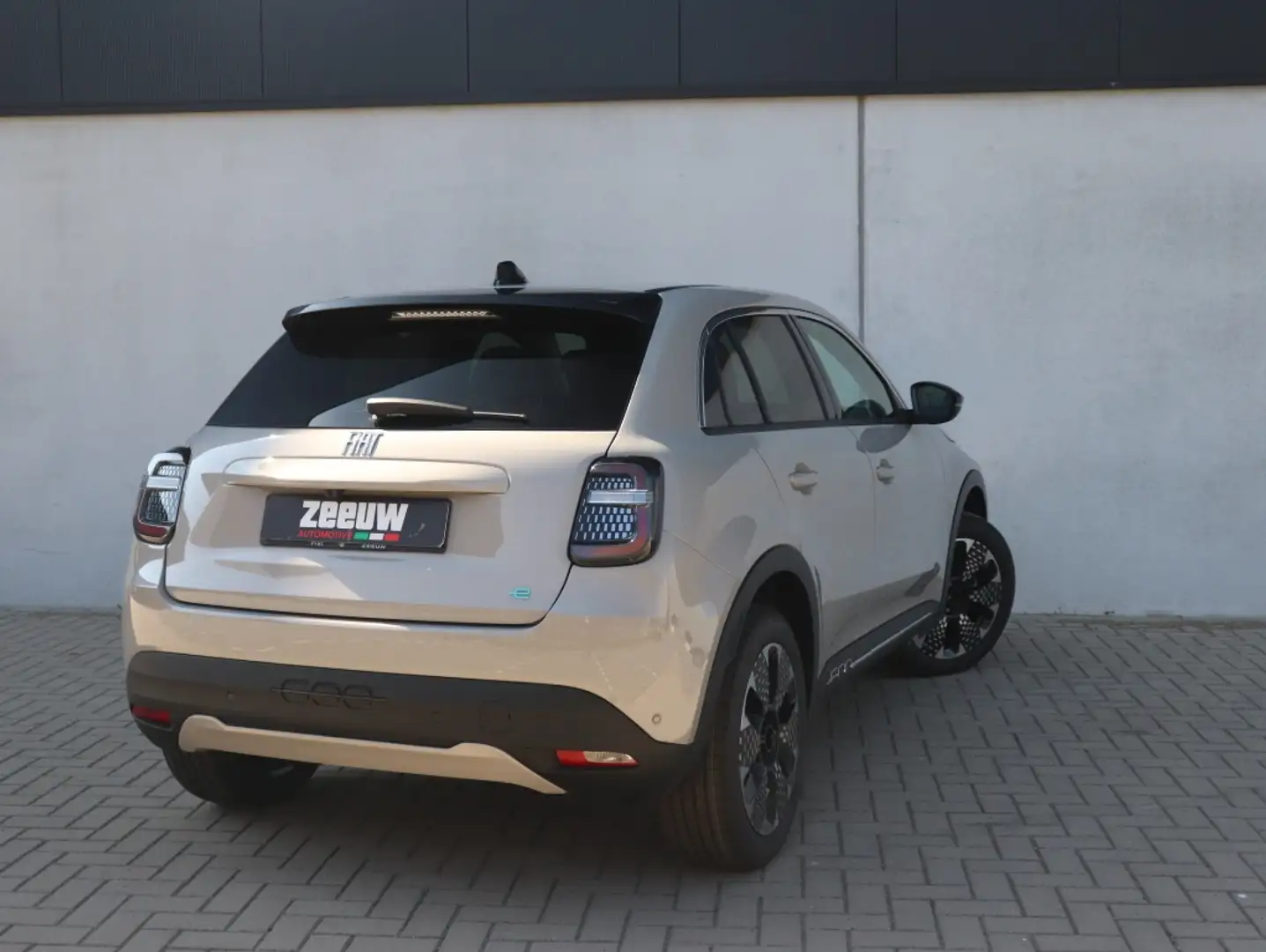Fiat 600e La Prima 54 kWh | Navi | Camera | Carplay | 18" Grau - 2